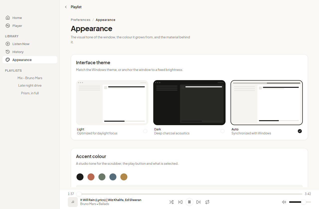 The appearance page: theme previews for Light, Dark and Auto with Auto selected, and an accent colour row of five tones.